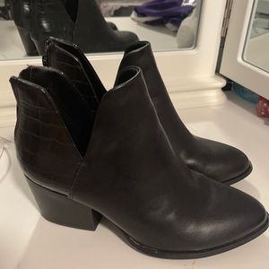 Heeled angle boots